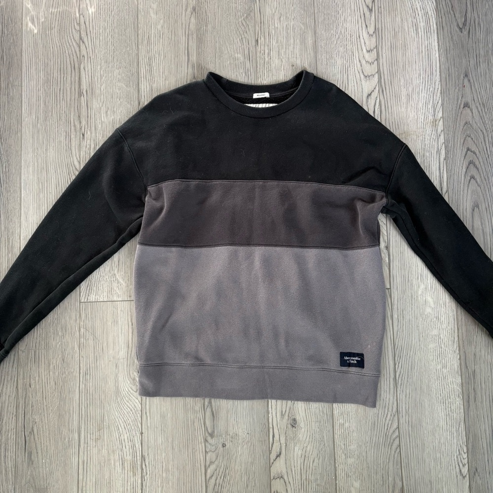 Abercrombie & Fitch Men's Black and Dark Gray Crewneck Sweater